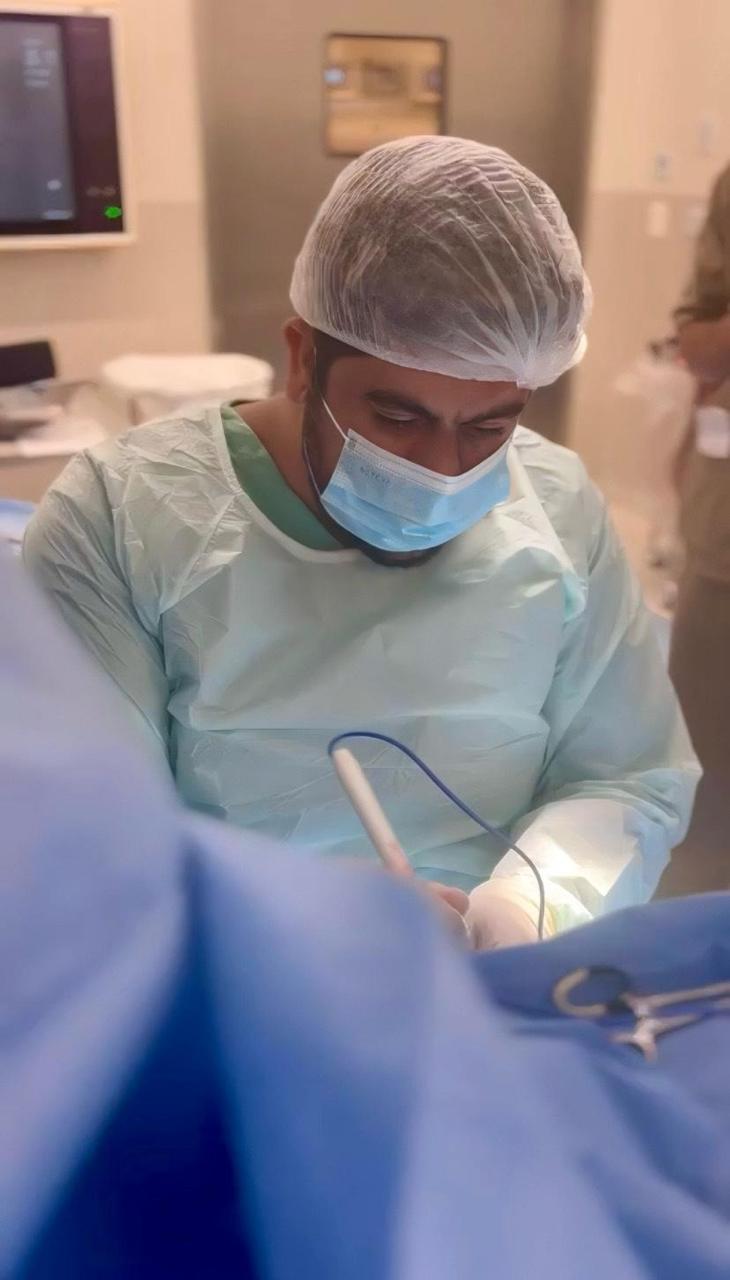 Dr. Adiney Esteves em centro cirúrgico - Especialista em cirurgia geral SP